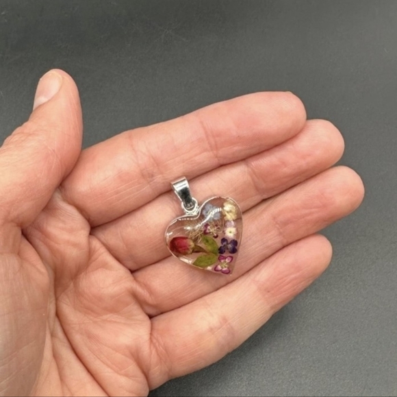 Beautiful Dried Flowers In Resin Silver Tone Heart Pendant - Picture 5 of 8